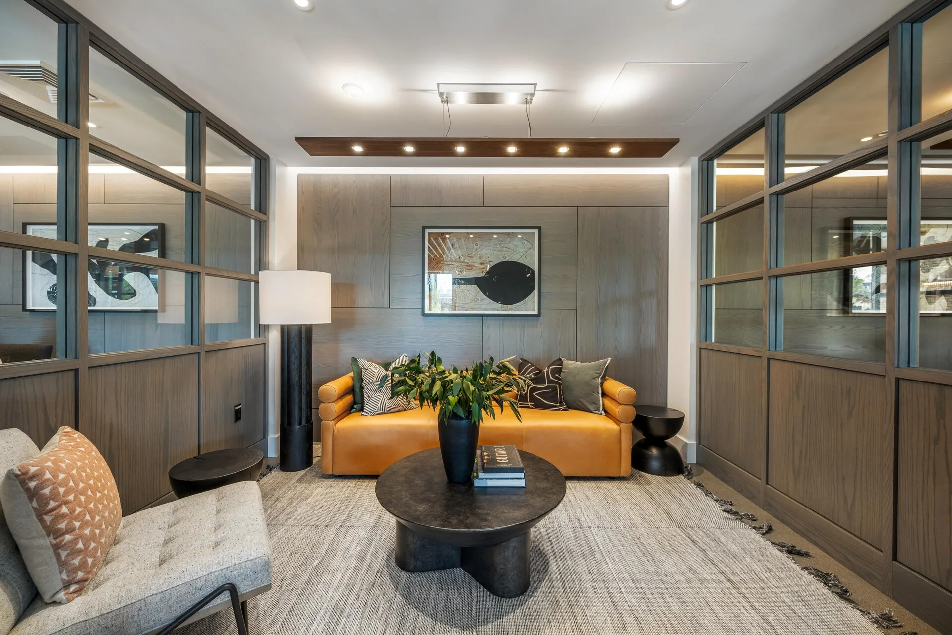 Our resident lounge features workstations that combine functionality with comfort.